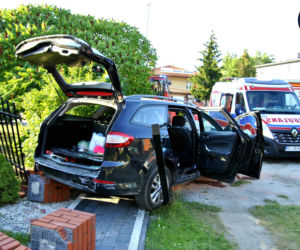 Wypadek w Wesołej: Alfa Romeo wjechała w bramę