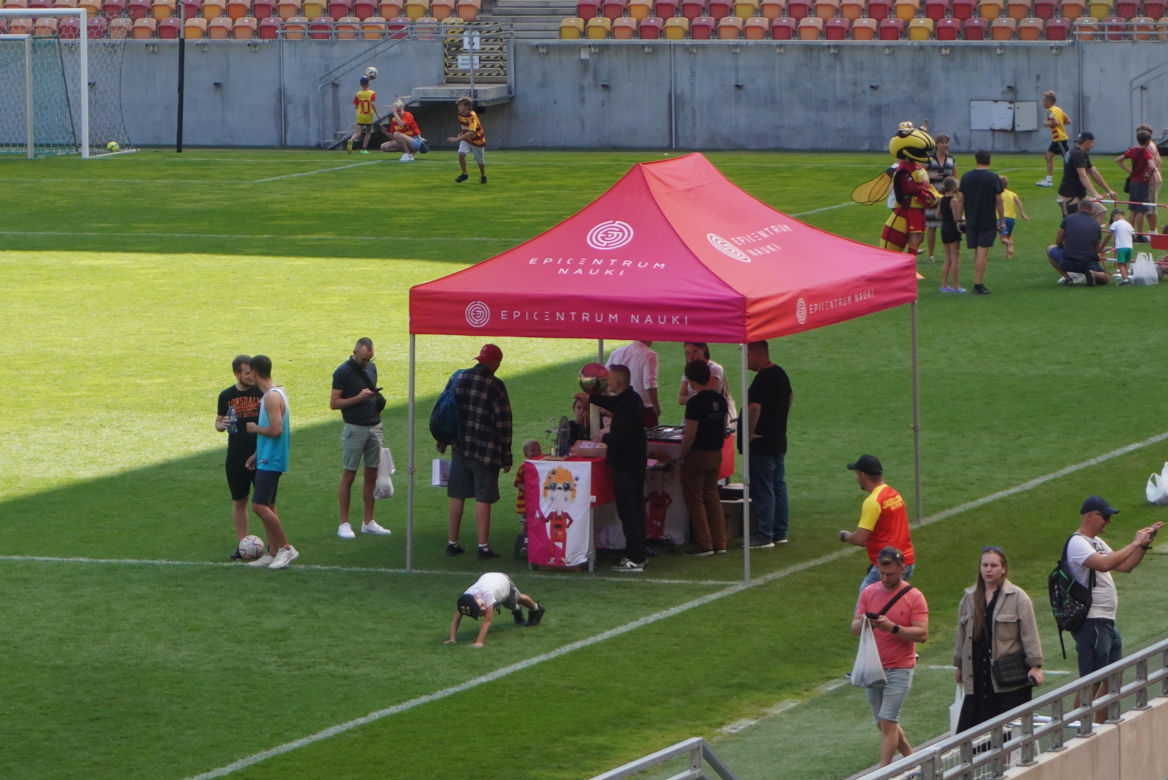 Pożegnianie Murawy na Chorten Arenie. Jagiellonia Białystok rozdaje boisko swoim kibicom