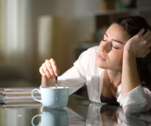 Po każdym obiedzie chce ci się spać? Wystarczy 10 minut, by odzyskać energię. Prosty trik działa lepiej niż kawa
