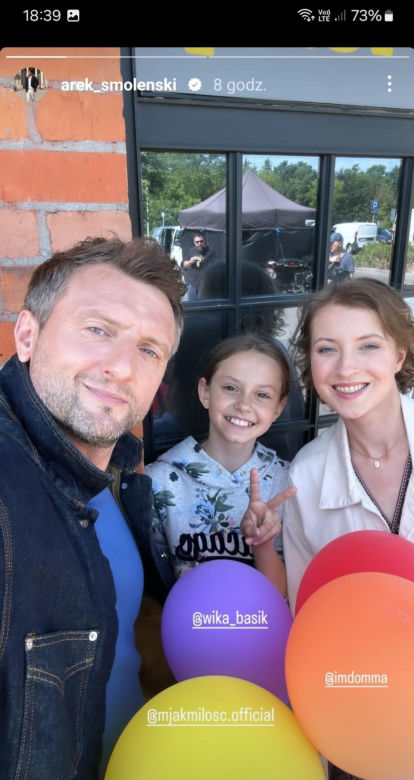 	M jak miłość nowy sezon po wakacjach. Natalka (Dominika Suchecka), jej córka Hania (Wiktoria Basik), Bartek (Arkadiusz Smoleński)