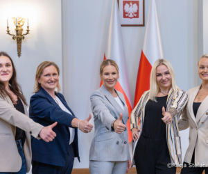 Marta Nawrocka w szarościach