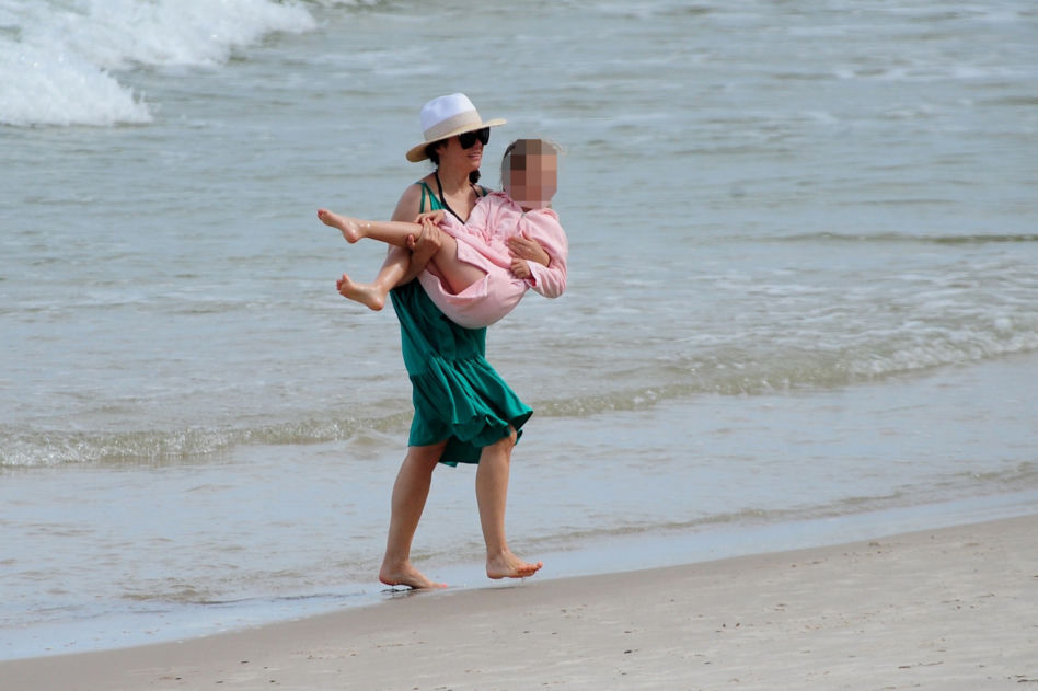 Kasia Cichopek z rodziną na plaży