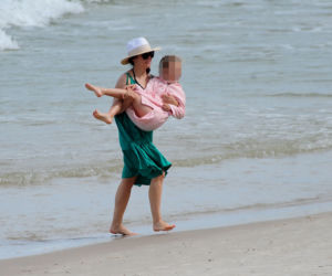 Kasia Cichopek z rodziną na plaży