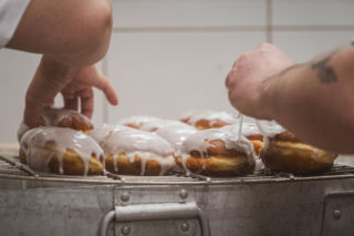 Jak rozpoznać świeżego pączka. To prosty test. Nie daj się oszukać w Tłusty Czwartek