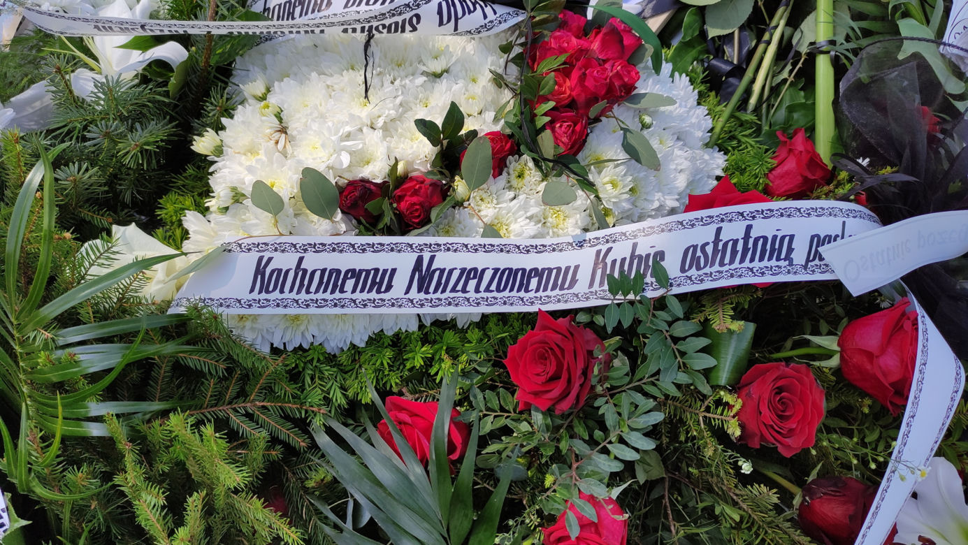 Jakub spoczął w grobie z ojcem, tuż obok brata. Wśród kwiatów jest wieniec od ukochanej, która ledwo przeżyła wypadek