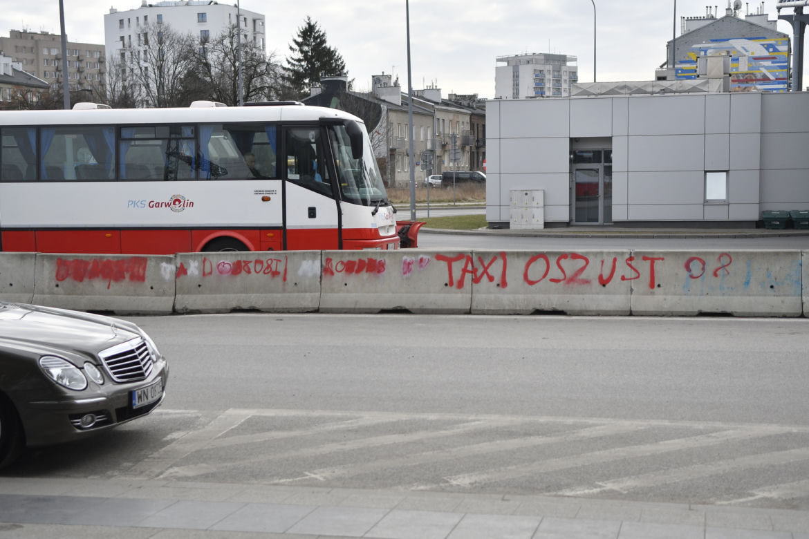 Pseudotaksówkarze żerują na uchodźcach! 50 zł za wejście, 40 zł za kilometr