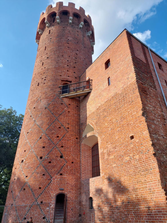 Przez to miasto Kujawsko-Pomorskiem nie da się przejść niezauważonym. Na turystów patrzy ponad 200 par kamiennych oczu. Wszędzie są twarze!