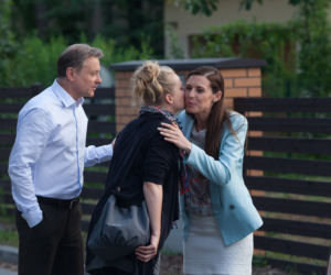 Singielka odcinek 6. Elka (Paulina Chruściel), Natalia (Julia Kamińska), Olgierd (Jan Monczka)