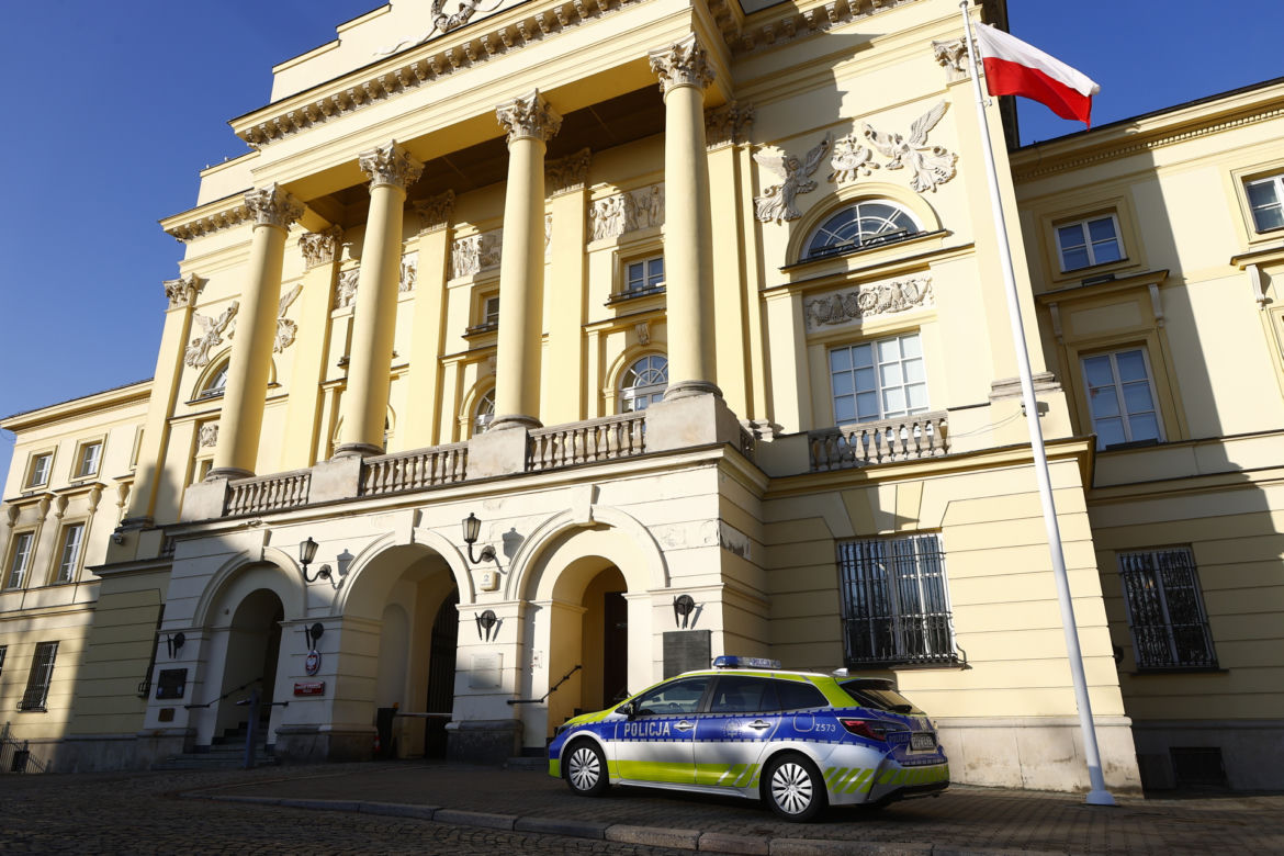 Policjanci, którzy rozbili radiowóz na drzewie, usłyszeli zarzuty! Posłanki interweniują w Komendzie Stołecznej Policji 