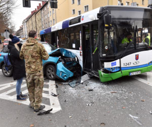 Zderzenie auta osobowego z autobusem