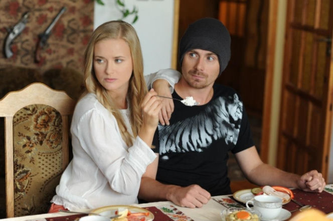RANCZO. KLAUDIA (Marta Chodorowska), ŁUKASZ (Bartłomiej Magdziarz)