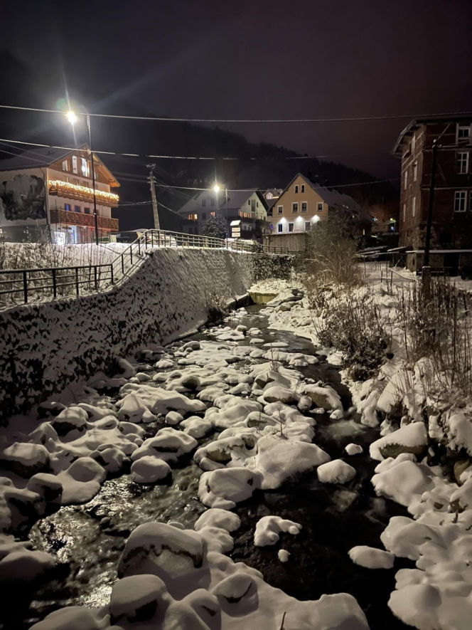 Zapomnij o Zakopanem! Ta wieś na Dolnym Śląsku zimą zamienia się w bajkową krainę