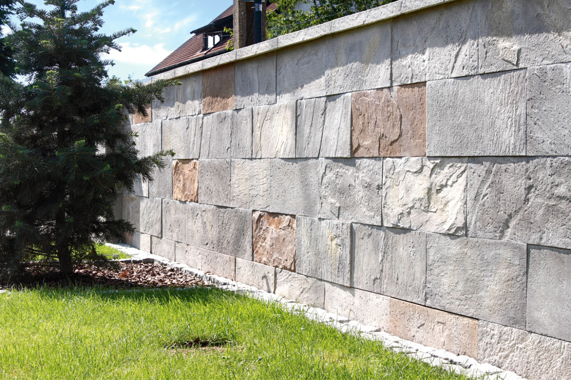 Ogrodzenie: mur obłożony płytkami