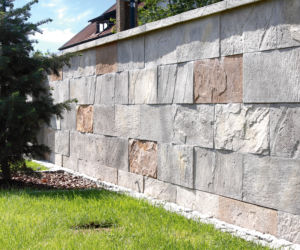 Mur obłożony płytkami