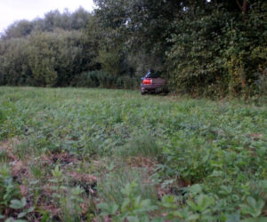 Jastrzębna Pierwsza. 20-latek potrącił policjanta. W samochodzie trzech pijanych mężczyzn [ZDJĘCIA]