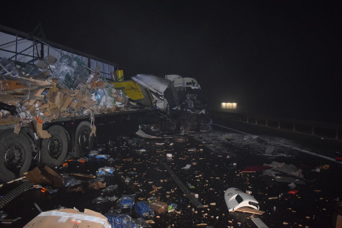 Poważny wypadek na A1 w powiecie włocławskim. Zderzyły się dwie ciężarówki