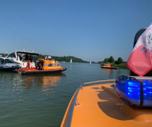 Mikołajki. Śmigłowiec spadł do jeziora Tałty! Leciały nim trzy osoby [FOTO]