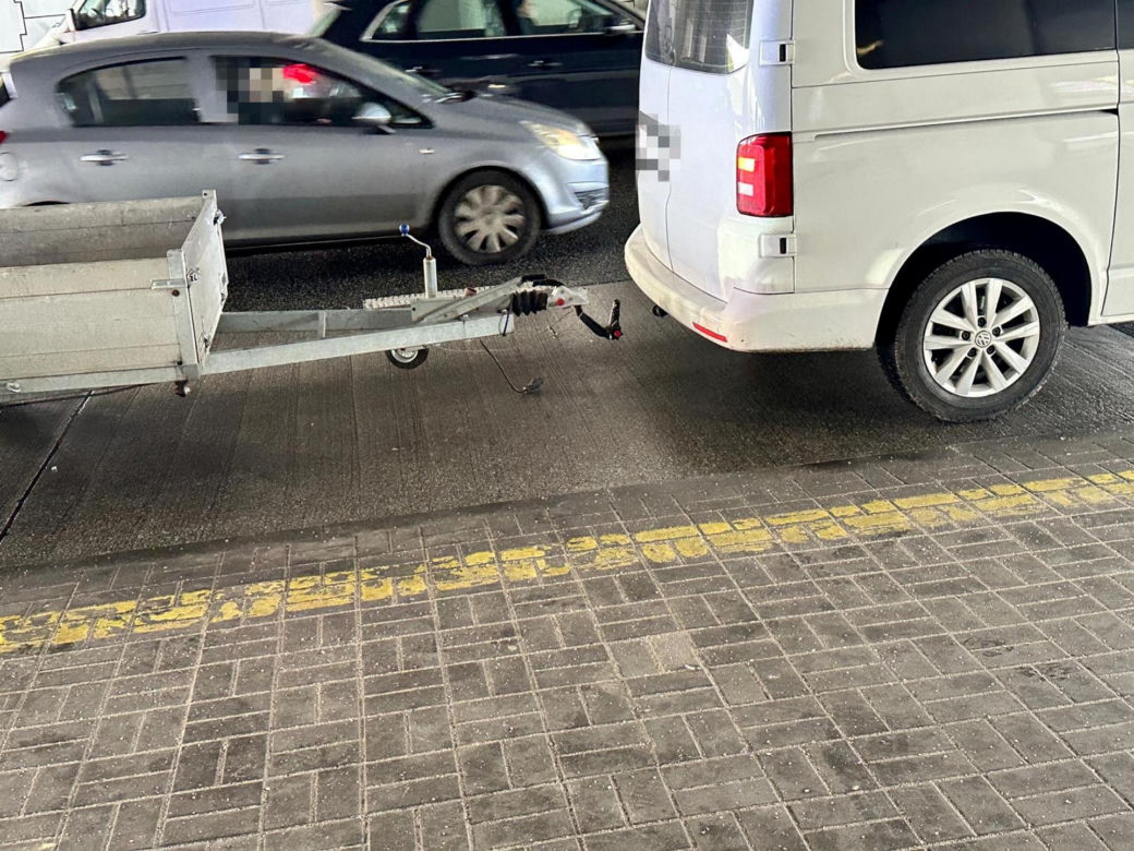 Przyczepka odpadła od auta i huknęła w przystanek autobusowy. Kobieta została ciężko ranna
