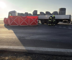 Śmiertelne zderzenie w gęstej mgle. Jedna osoba zginęła na popularnej trasie