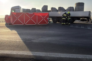 Osobówka wbiła się pod naczepę ciężarówki. Kierowca nie żyje, droga krajowa zablokowana