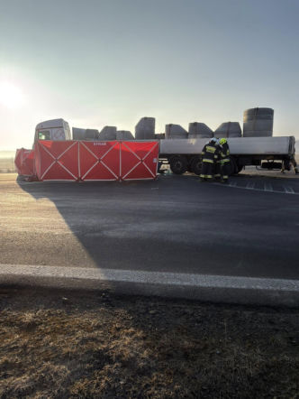 Osobówka wbiła się pod naczepę ciężarówki. Kierowca nie żyje, droga krajowa zablokowana