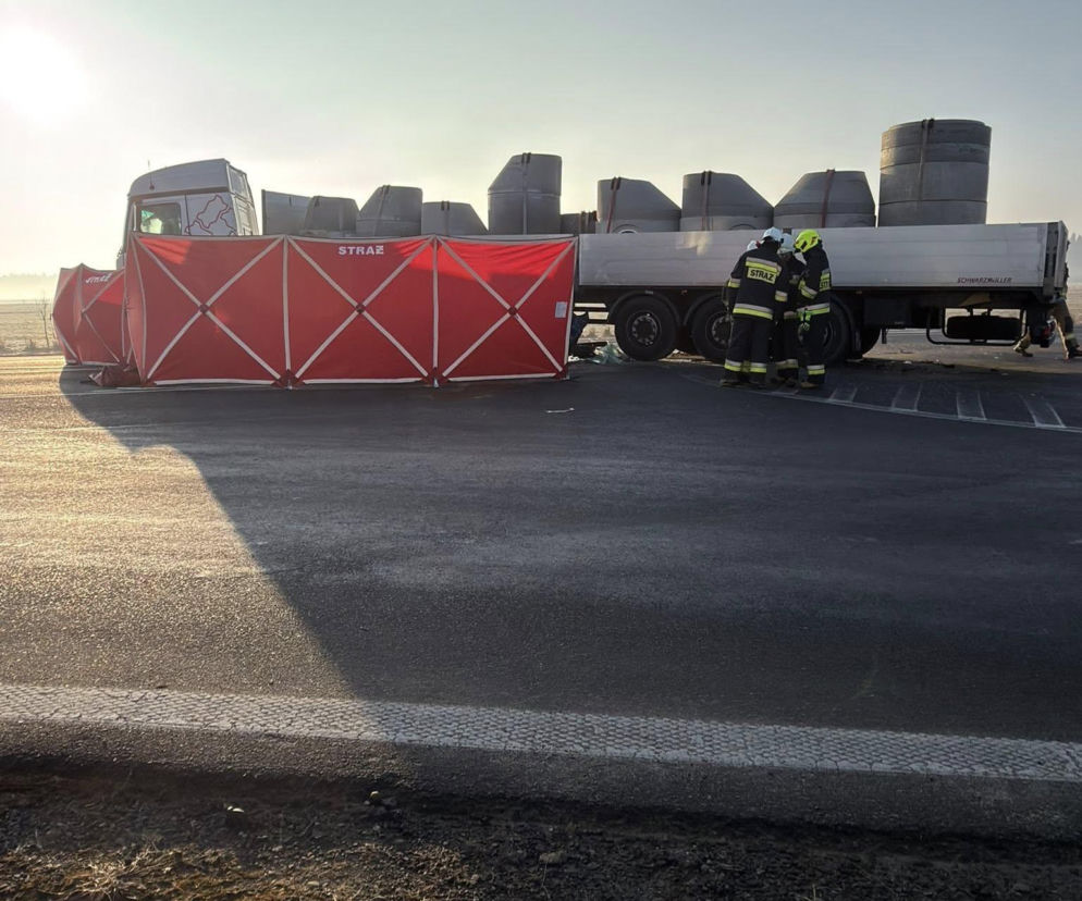 Osobówka wbiła się pod naczepę ciężarówki. Kierowca nie żyje, droga krajowa zablokowana