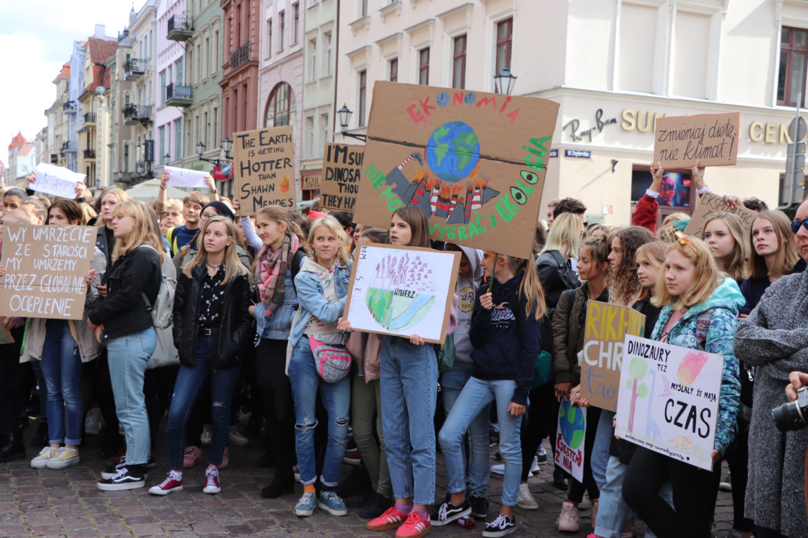 Młodzieżowy Strajk Klimatyczny w Toruniu. Protestowali przeciwko rządowi i korporacjom