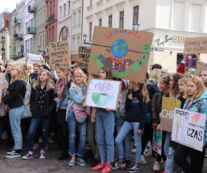Młodzieżowy Strajk Klimatyczny w Toruniu. Protestowali przeciwko rządowi i korporacjom