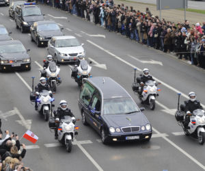 Ciało prezydenta Lecha Kaczyńskiego przyleciało do Polski