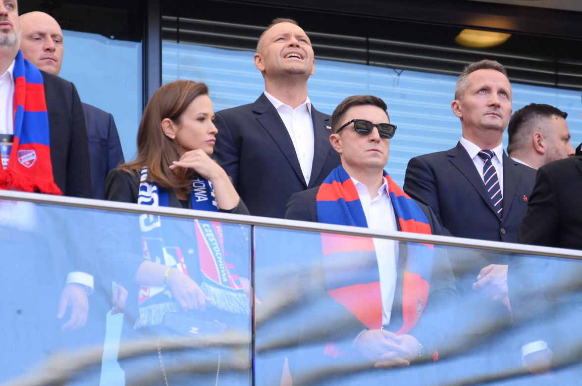 Karol Nawrocki wśród kibiców. Tak wyglądał na meczu