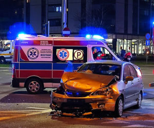 Wypadek na Ostrobramskiej. Skoda dachowała. Kobieta w ciąży w szpitalu 