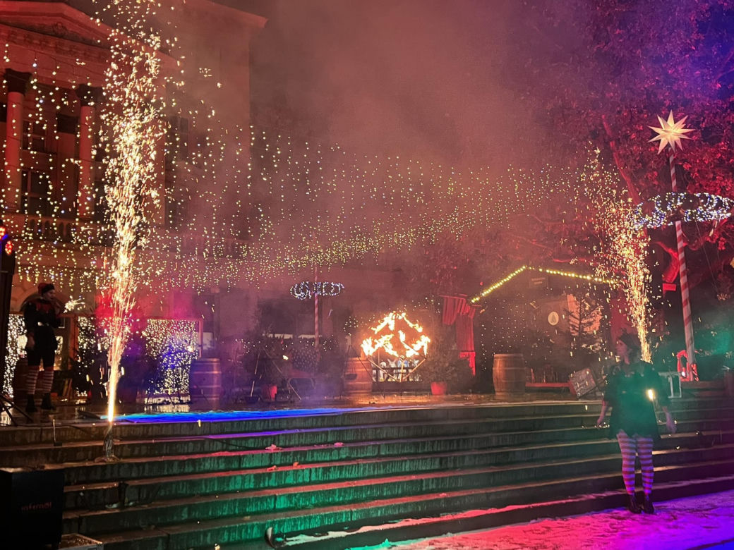 Betlejem Poznańskie 2023. Zimowe Fire Show na placu Wolności w Poznaniu