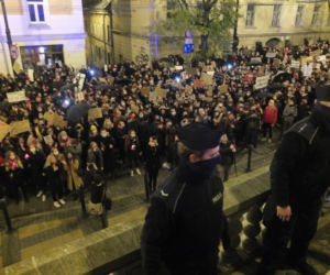 PROTEST KOBIET W LUBLINIE. KILKA TYSIĘCY OSÓB PRZEMASZEROWAŁO POD ARCHIKATEDRĘ I KURIĘ LUBELSKĄ. ŚWIĄTYNI MODLITWĄ BRONILI PRAWICOWCY