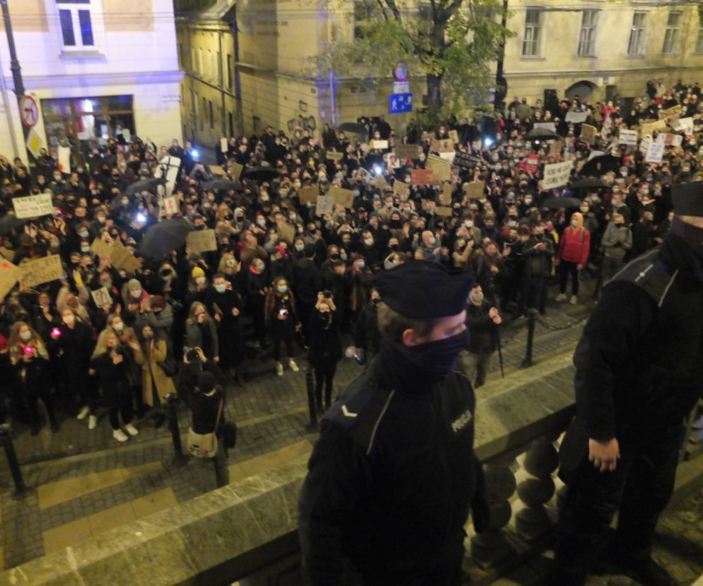 PROTEST KOBIET W LUBLINIE. KILKA TYSIĘCY OSÓB PRZEMASZEROWAŁO POD ARCHIKATEDRĘ I KURIĘ LUBELSKĄ. ŚWIĄTYNI MODLITWĄ BRONILI PRAWICOWCY