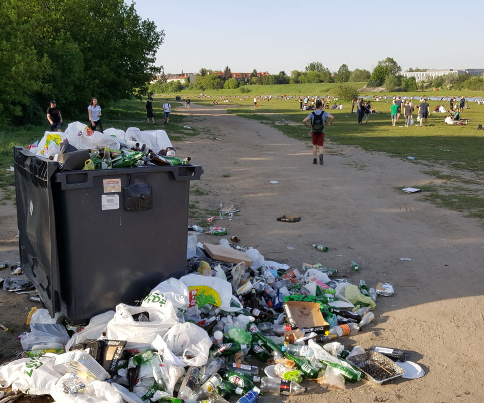 Przepełnione kubły na śmieci nad Wartą