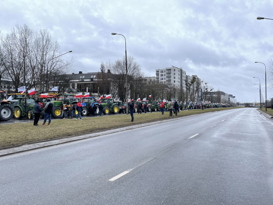 Ponad 100 ciągników jedzie do Warszawy. Rolnicy sparaliżują stolicę