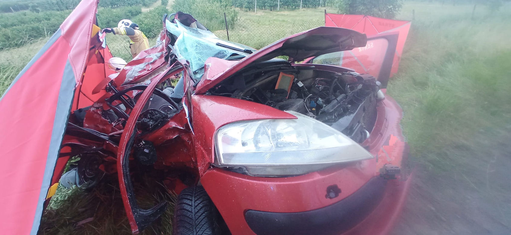 Kacper i Wojtek zginęli w zmiażdżonym aucie. Trzeci nastolatek walczy o życie
