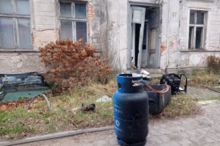 Tragiczny pożar w Wałczu. Nie żyje mężczyzna, strażak trafił do szpitala