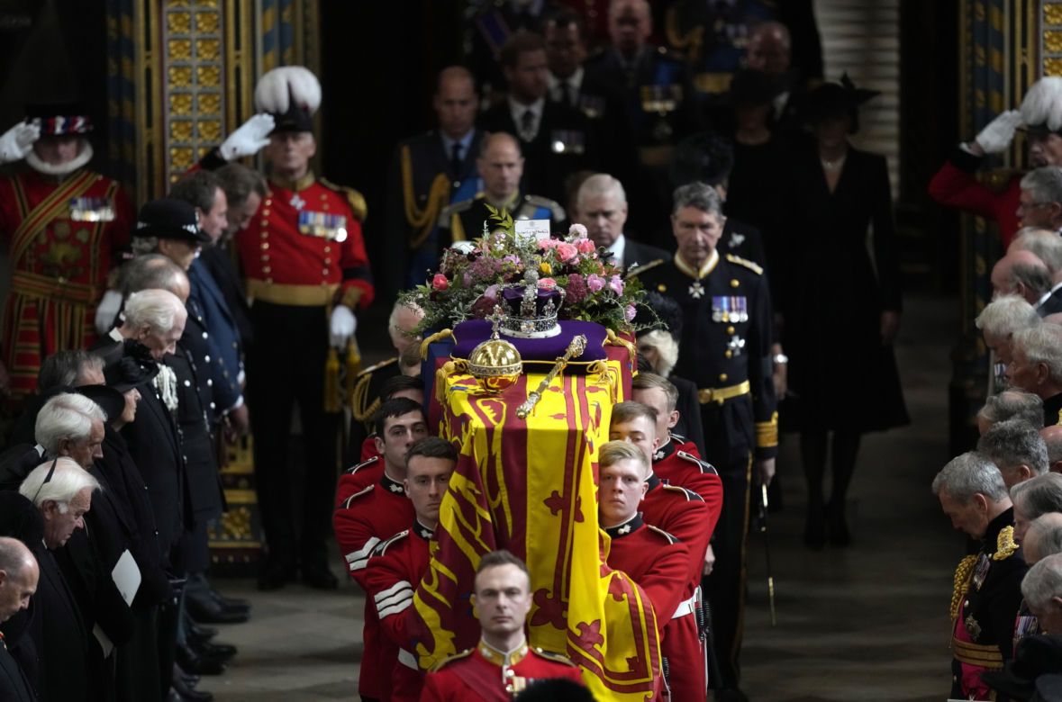 Łzy poddanych i trumna zmierzająca do Westminsteru