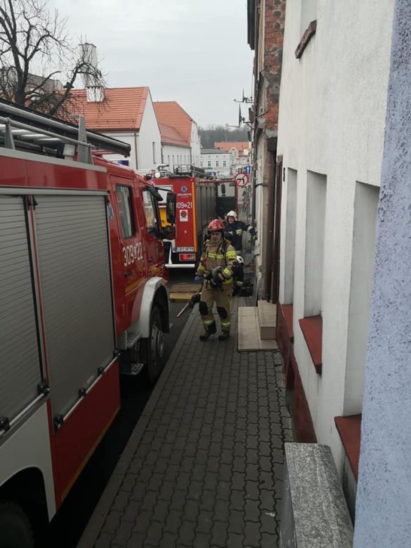 Groźny pożar w kamienicy. Z ogniem walczyło 6 zastępów straży. EWAKUOWANO mieszkańców