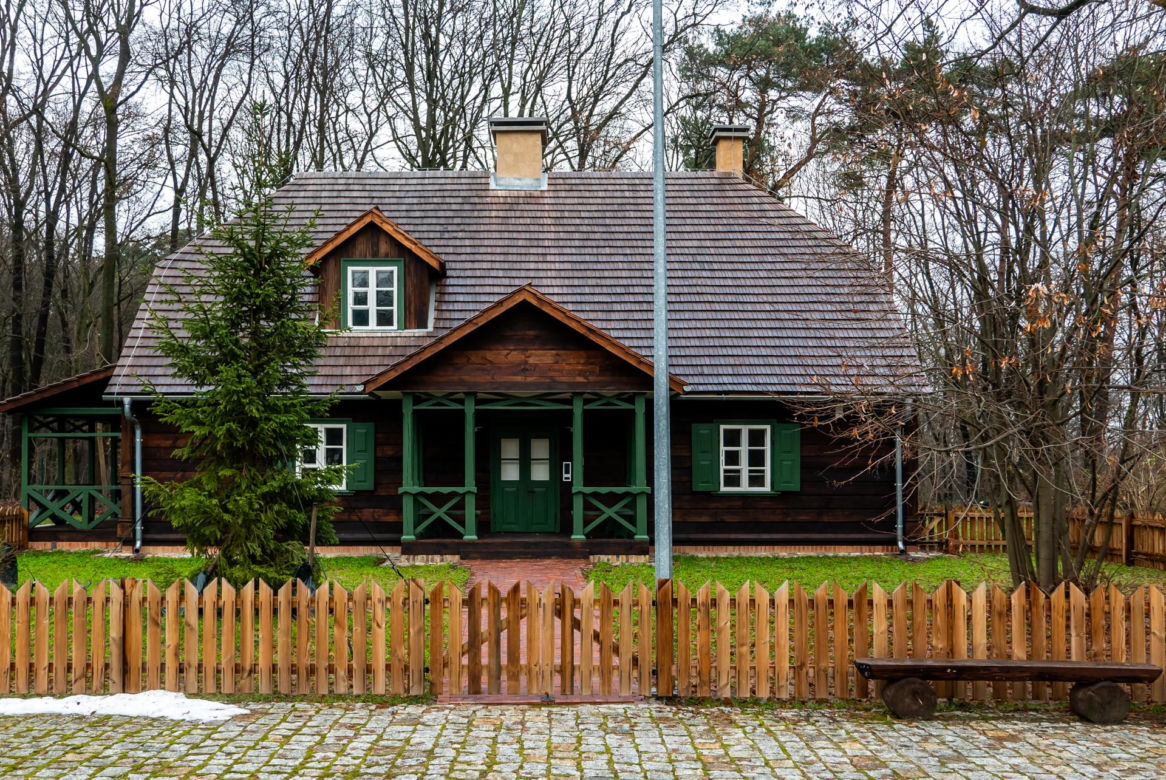 Zmodernizowana zabytkowa leśniczówka przy ul. Rydzowej w Warszawie
