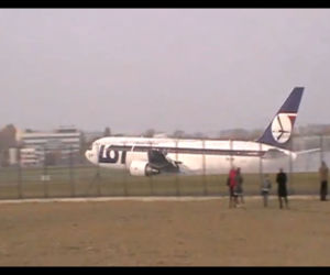 Awaryjne lądowanie Boeinga 767 na Okęciu - NOWE ZDJĘCIA