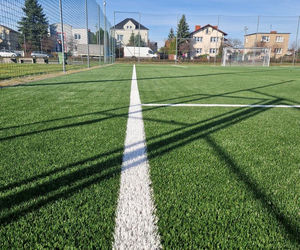 ​Boisko koło szkoły na Zatorzu w Lesznie jak nowe. Co się zmieniło?
