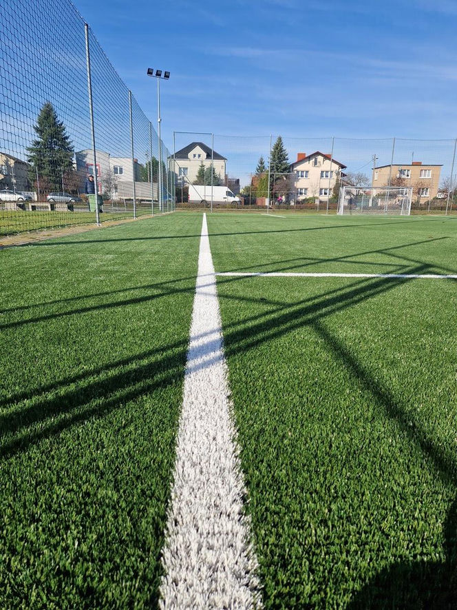 ​Boisko koło szkoły na Zatorzu w Lesznie jak nowe. Co się zmieniło?
