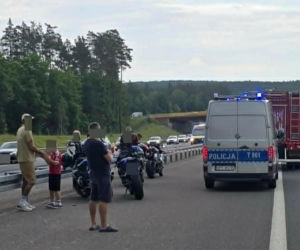 Zderzenie trzech aut na S7 pod Rychnowem. Na miejsce wezwano śmigłowiec LPR