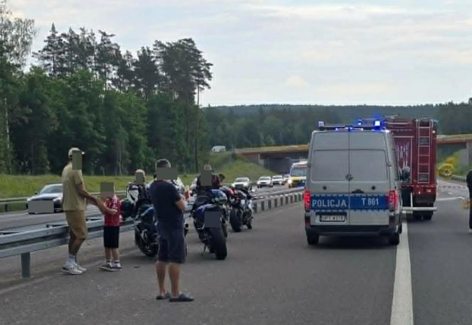 Zderzenie trzech aut na S7 pod Rychnowem. Na miejsce wezwano śmigłowiec LPR
