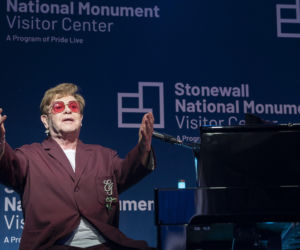 Elton John mierzy się z poważnymi problemami zdrowotnymi. Artysta się jednak nie poddaje i tworzy nową muzykę 