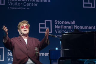 Elton John mierzy się z poważnymi problemami zdrowotnymi. Artysta się jednak nie poddaje i tworzy nową muzykę 