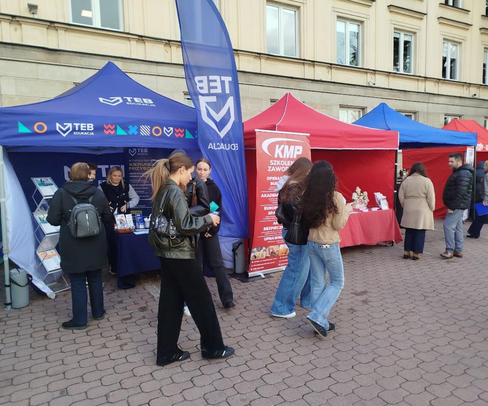 Pierwszy Dzień Kształcenia i Rozwoju Zawodowego odbył się przed Miejskim Urzędem Pracy. 