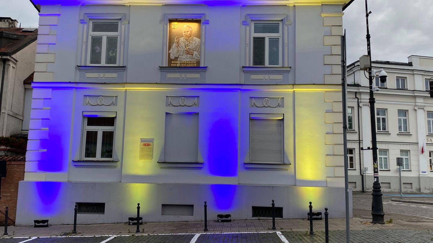 Płock. Kardynał Dziwisz odsłonił "Okno papieskie"! Ponad tysiąc marmurów i granitów!